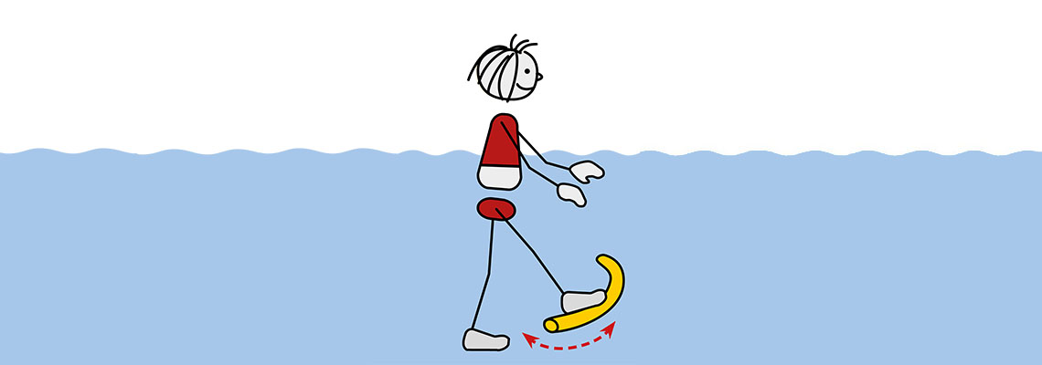 Figur bewegt die poolnudel unter Wasser mit dem Fuß